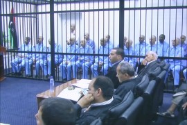 عدد من سجناء النظام السابق أثناء المحاكمة في سجن الهضبة بطرابلس - خاصة