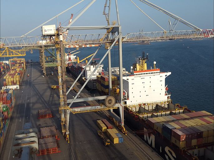 يعزو خبراء حالة الانتعاش بميناء عدن إلى عدة عوامل، من أبرزها، تخفيض الرسوم الجمركية (الجزيرة نت)