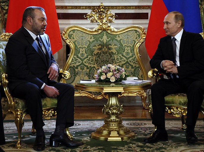 epa05212585 Russian President Vladimir Putin (R) meets with Moroccan King Mohammed VI (L) in the Kremlin in Moscow, Russia, 15 March 2016. Moroccan King Mohammed VI is on official visit in Moscow. EPA/MAXIM SHIPENKOV / POOL