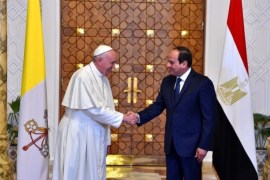 epa05933002 A handout photo made available by the Egyptian Presidency shows Egyptian President Abdel Fattah al-Sisi (R) shaking hands with Pope Francis at the Presidential Palace in Cairo, Egypt, 28 April 2017. Pope Francis is on a two-day visit to Egypt and will meet with Egyptian President Abdel Fattah al-Sisi, head of the Coptic Orthodox Church Pope Tawadros II, and Grand Imam of al-Azhar Ahmed al-Tayeb. As well as holding a mass in the Air Defense Stadium north-east