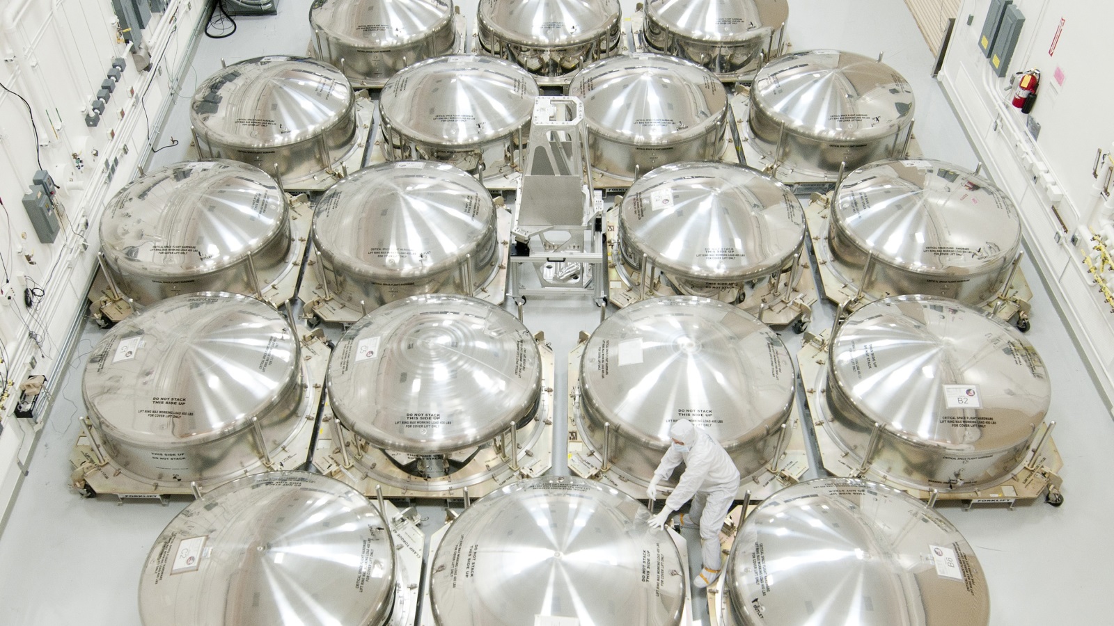 مرايا التلسكوب الـ18 مصنوعة من مادة البريليوم، تم تحويلها إلى شكل سداسي وتطبيق عمليات صقل متعدد عليها (رويترز)