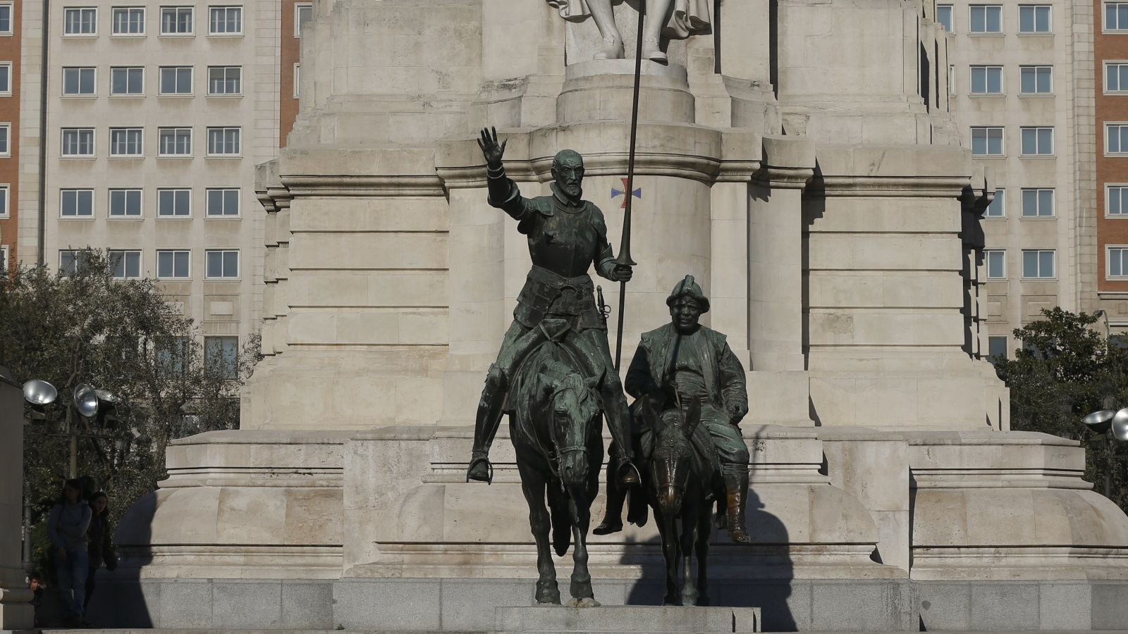 تمثال دون كيشوت في إسبانيا ويظهر بجواره مرافقه سانشا  (رويترز)