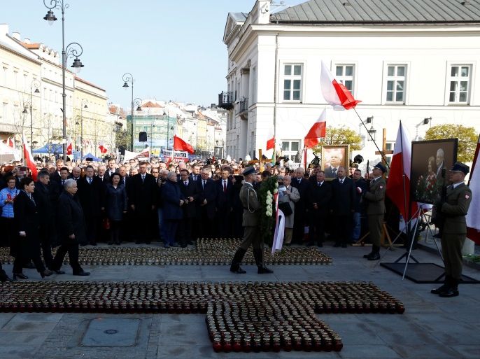Jaroslaw Kaczynski (4th L), the twin brother of late Polish president Lech Kaczynski, and Stanislaw Karczewski, Senate speaker and Prime Minister Beata Szydlo pay tribute during a ceremony marking the seventh anniversary of the crash of the Polish government plane in Smolensk, Russia, that killed 96 people, including Kaczynski and his wife Maria, outside the Presidential Palace in Warsaw, Poland April 10, 2017. REUTERS/Kacper Pempel