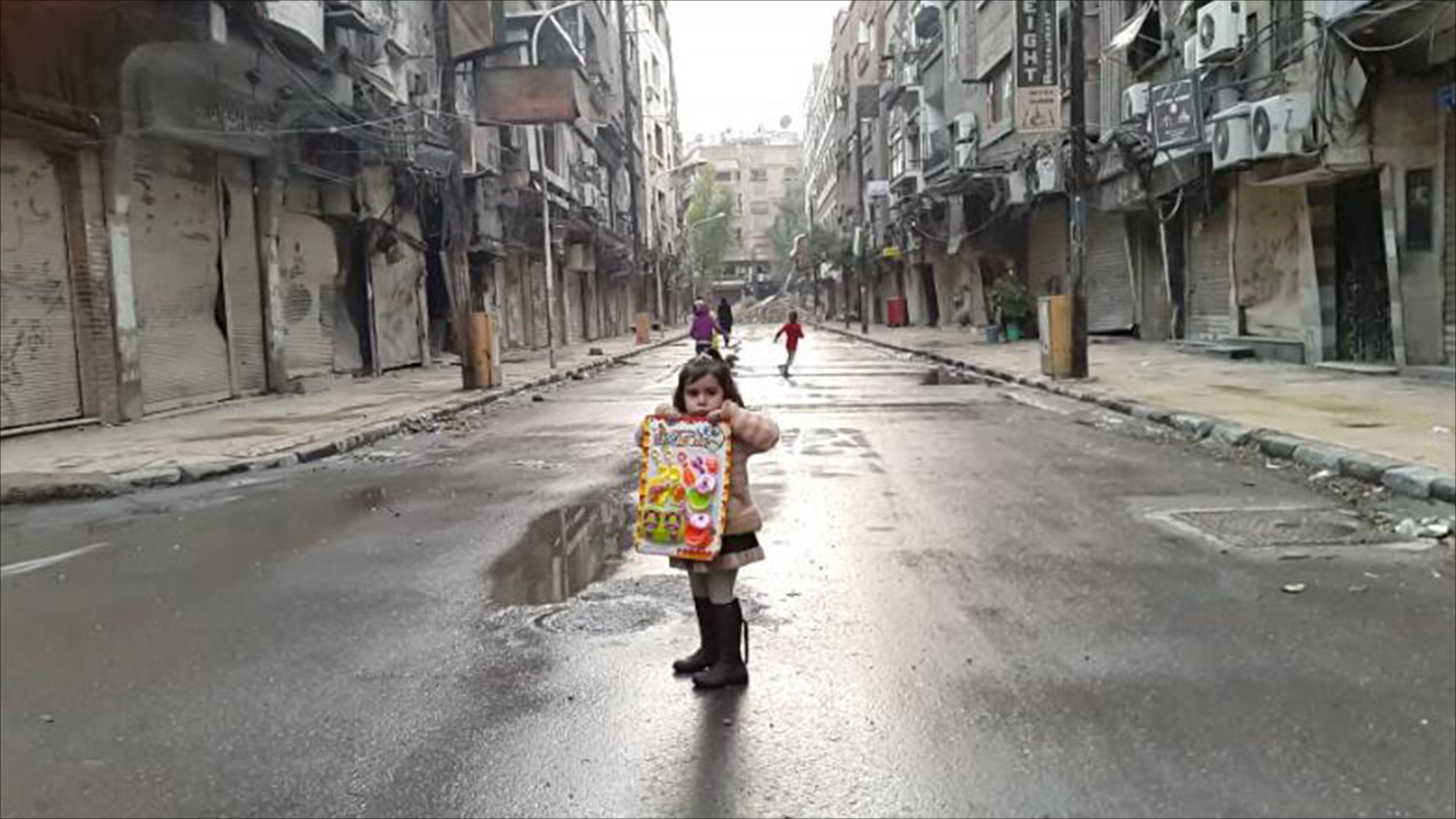 ‪ناشطون يقولون إن مشاهدة الناس في شوارع مخيم اليرموك لم تعد مألوفة‬ (الجزيرة)