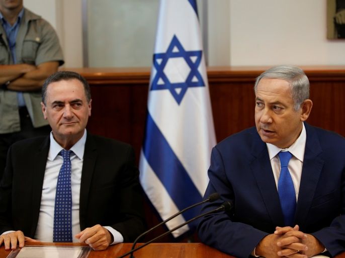 Israel's Prime Minister Benjamin Netanyahu (R) and Transportation Minister Yisrael Katz attend the weekly cabinet meeting in Jerusalem September 4, 2016. REUTERS/Ronen zvulun