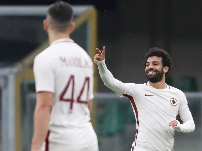 epa05977194 Roma's Mohamed Salah jubilates after scoring the goal of 2-2 during the Italian Serie A soccer match AC Chievo vs AS Roma at Bentegodi stadium in Verona, Italy, 20 May 2017. EPA/SIMONE VENEZIA