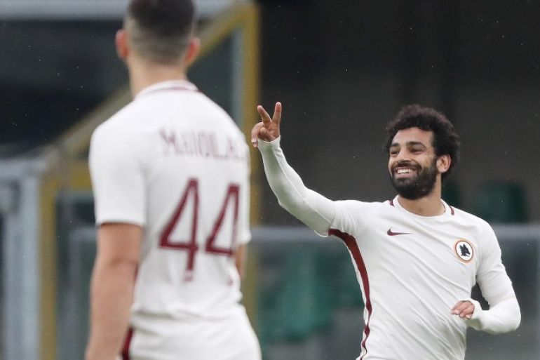 epa05977194 Roma's Mohamed Salah jubilates after scoring the goal of 2-2 during the Italian Serie A soccer match AC Chievo vs AS Roma at Bentegodi stadium in Verona, Italy, 20 May 2017. EPA/SIMONE VENEZIA