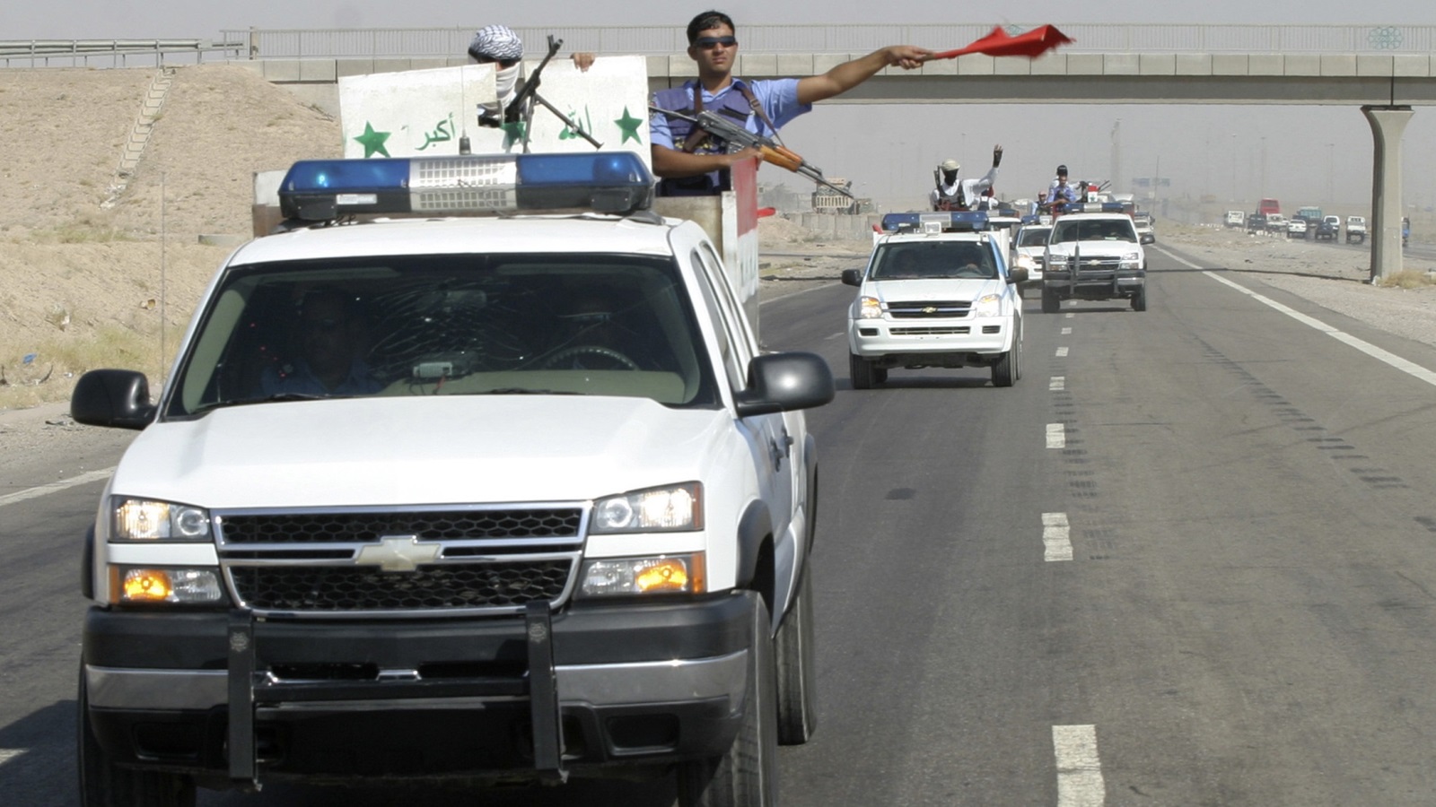 شرطة عراقية أثناء دورية على الطريق السريع في الفلوجة (غربي بغداد) أواخر 2007 (رويترز)