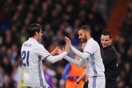 MADRID, SPAIN - MARCH 12: Alvaro Morata of Real Madrid salutes teammate Karim Benzema after coming off during the La Liga match between Real Madrid CF and Real Betis Balompie at Estadio Santiago Bernabeu on March 12, 2017 in Madrid, Spain. (Photo by Denis Doyle/Getty Images)