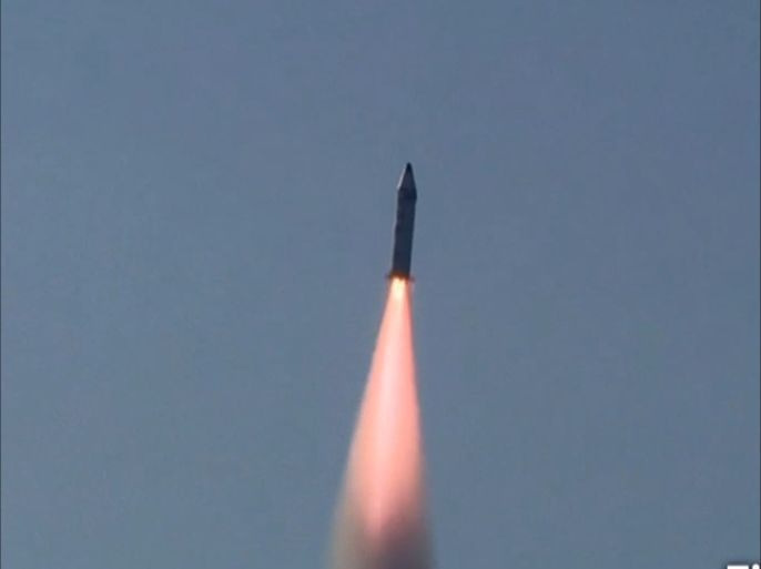 كوريا الشمالية تطلق صاروخا بالستيا جديدا
