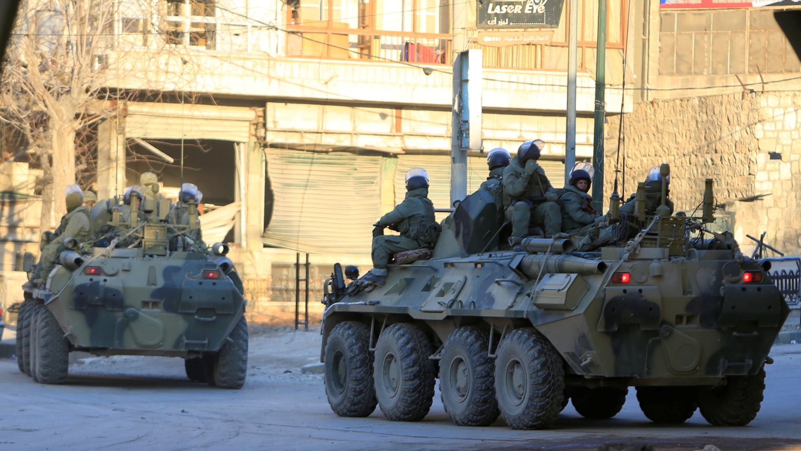 جنود روس أثناء أعمال الدورية في مدينة حلب أوائل العام الجاري