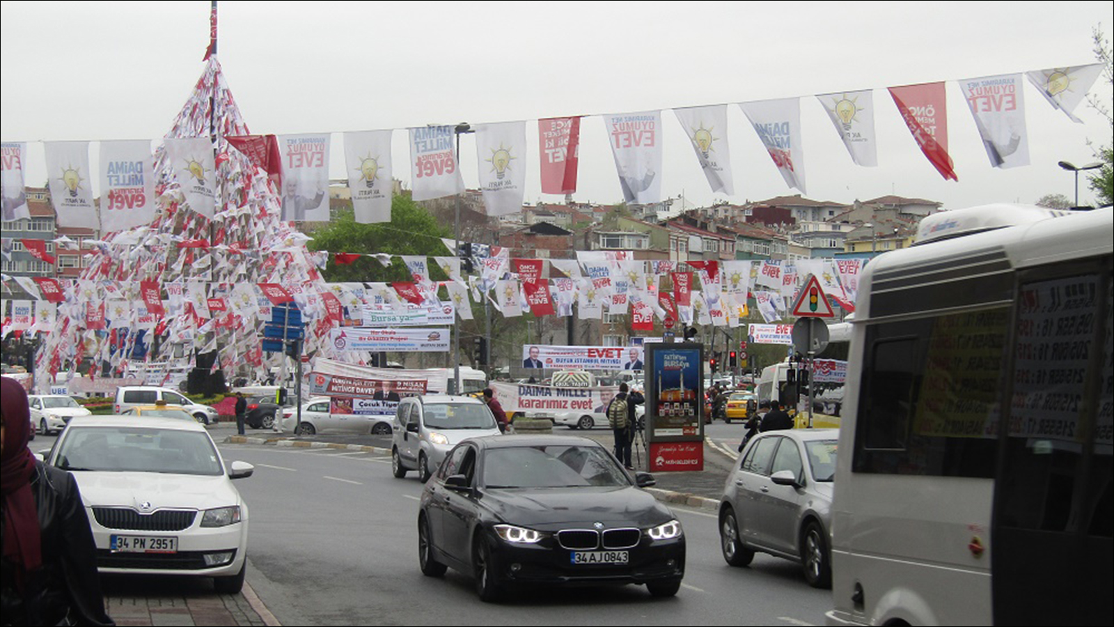 القوى السياسية التركية تحشد الدعم لمواقفها خلال حملة الاستفتاء (الجزيرة نت)