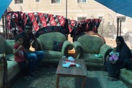 أعضاء من عائلة فواقة يجلسون في خيمة يوم 15 مايو/أيار 2017 بعد أن هدمت السلطات الإسرائيلية بيتهم في القدس الشرقية في 4 مايو/أيار 2017.