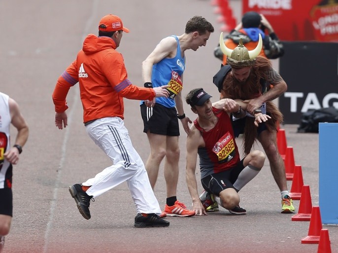 Britain Athletics - London Marathon - London - 23/4/17 A runner collapses just before reaching the finish line Action Images via Reuters / Matthew Childs Livepic