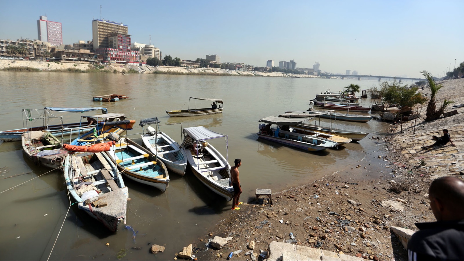 نهرا العراق العظيمان اللذان يعانيان بالفعل من سلسلة من المشكلات، قد لوَّثتهما جثث الموتى، ومخلفات الحرب، وأهدرتهما بنية تحتية متهالكة؛ خلال السنوات الثلاثة الماضية.