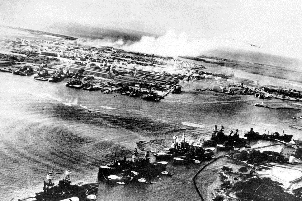 صورة من الهجوم الياباني على الميناء الأمريكي بيرل هاربر أثناء الحرب العالمية الثانية