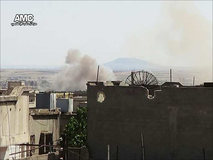 ‪لحظة استهداف الطيران الحربي بالصواريخ مدينة كفرلاها في ريف حمص الشمالي قبل ثلاثة أيام‬ (ناشطون)