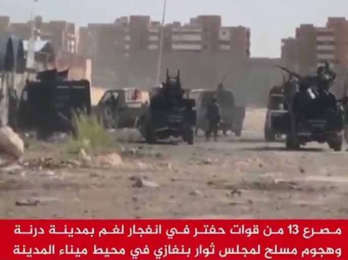 جانب من الاشتباكات بين مسلحي مجلس شورى ثوار بنغازي وقوات اللواء خليفة حفتر