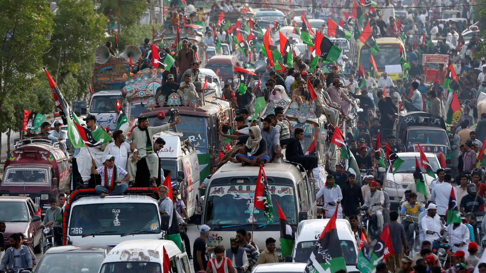 ‪متظاهرون في كراتشي الباكستانية‬  (رويترز)
