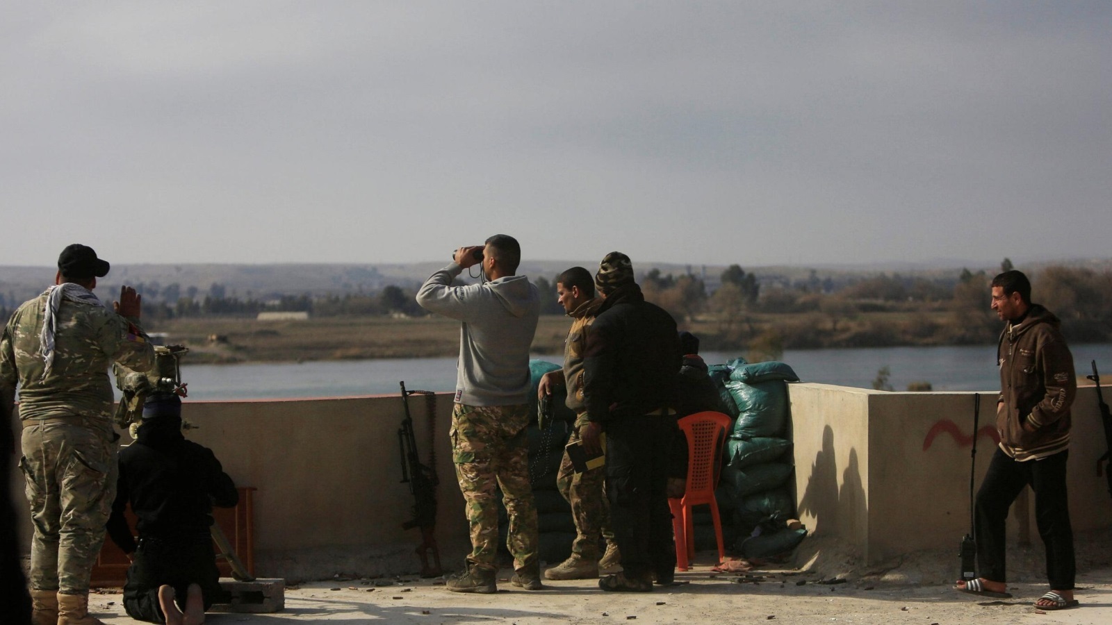 عناصر من قوات الرد السريع العراقية في موقع قريب من الضفة الغربية لنهر دجلة في الموصل  (رويترز)