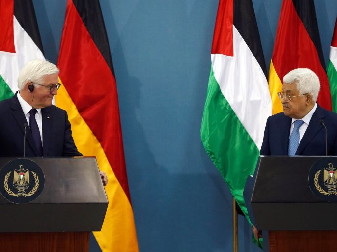 German President Frank-Walter Steinmeier (L) and Palestinian President Mahmoud Abbas attend a joint news conference in the West Bank city of Ramallah May 9, 2017. REUTERS/Mohamad Torokman