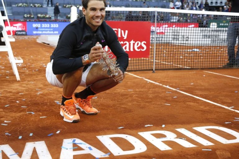 epa05964987 Spanish tennis player Rafael Nadal celebrates his victory in the Mutua Madrid Open men's final match against Austrian Dominic Thiem at the Magic Box in Madrid, Spain, 14 May 2017. EPA/Sergio Barrenechea