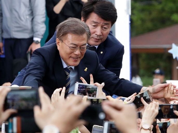 GOYANG, SOUTH KOREA - MAY 04: South Korean presidential candidate Moon Jae-in of the Democratic Party of Korea, is greeted by his supporters during a presidential election campaign on May 4, 2017 in Goyang, South Korea. Preliminary voting has started at local polling stations across South Korea prior to the primary Presidential election on May 9. (Photo by Chung Sung-Jun/Getty Images)