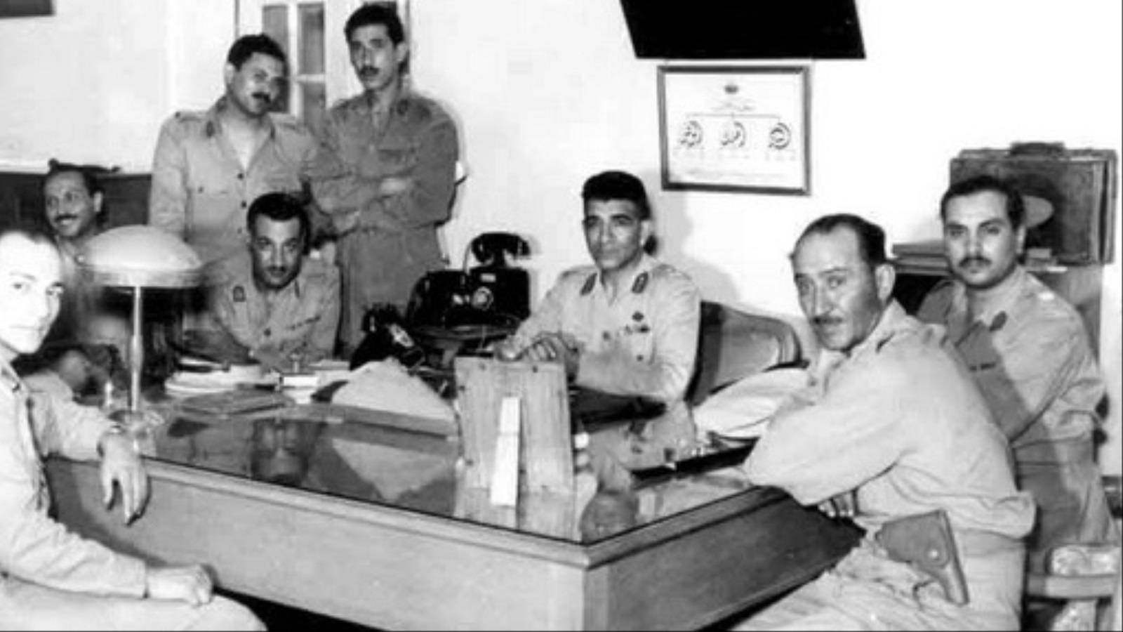بعد انقلاب يوليو 52 رفع جمال عبد الناصر شعارات الكرامة والعزة، إلا أن سياسات نظامه العسكري لم تختلف كثيرا عن العهد الملكي المقترن بالاحتلال الإنجليزي
