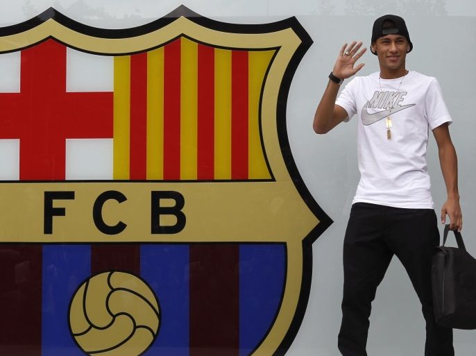 Brazilian soccer player Neymar waves in front of FC Barcelona offices close to Camp Nou stadium in Barcelona in this June 3, 2013 file photo. The transfer of Neymar to Barcelona is to be investigated by a Spanish court over claims of misappropriation of funds and club president Sandro Rosell may be called to give evidence. The Brazilian was paraded as a 57.1m euro signing by Barcelona from Santos in June last year but the details of the contract were not revealed due to a confidentiality agreement. A hearing will now decide whether an wrongdoing took place after legal action was pursued by disgruntled fan Jordi Cases who had demanded a response from the club to his request for clarity over the high-profile transfer. Picture taken June 3, 2013. REUTERS/Albert Gea (SPAIN - Tags: SPORT SOCCER)