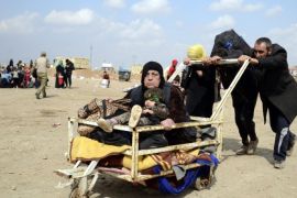 epa05849129 A picture made available on 15 March 2017 shows displaced families arriving to the positions of Iraqi forces in southern Mosul, Iraq, 14 March 2017. According to the United nations (UN) around 60,000 civilians have fled in the past four weeks from west of Mosul due to the fighting between the Iraqi forces and Islamic state group (IS). EPA/OMAR ALHAYALI