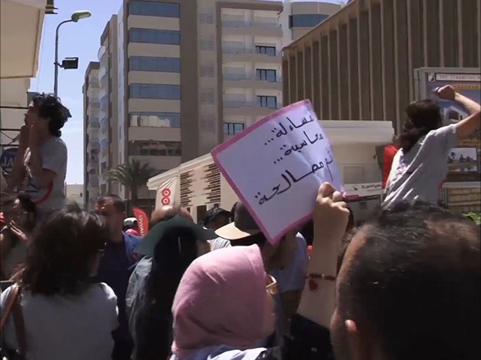 ممثلو جمعيات شبابية تونسية يتظاهرون في صفاقس للمطالبة بسحب قانون المصالحة الاقتصادية المثير للجدل