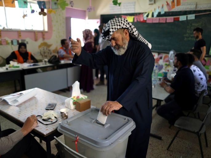 A Palestinian man casts his ballot at a polling station during municipal elections in the West Bank village of Yatta, near Hebron May 13, 2017. REUTERS/Ammar Awad