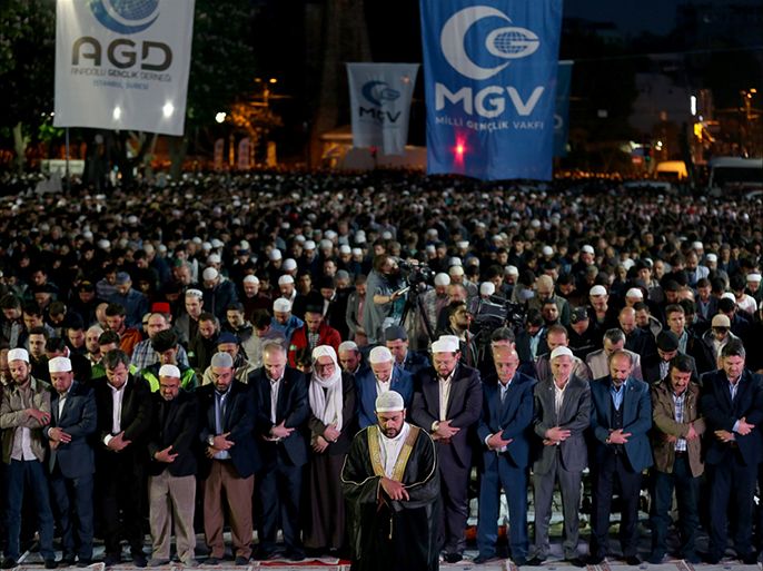 في ذكرى "فتح القسطنطينية".. الآلاف يصلّون الفجر في ساحة "آيا صوفيا"
