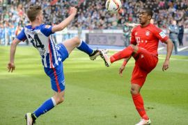 epa05273686 Berlin's Maximilian Mittelstaedt (l) and Munich's Douglas Costa in action during the German Bundesliga soccer match between Hertha BSC and FC Bayern Munich at the Olympia stadium in Berlin, Germany, 23 April 2016. (EMBARGO CONDITIONS - ATTENTION: Due to the accreditation guidlines, the DFL only permits the publication and utilisation of up to 15 pictures per match on the internet and in online media during the match.) EPA/ANNEGRET HILSE