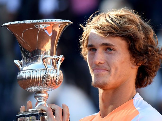 epa05979331 Alexander Zverev of Germany holds his trophy after defeating Serbian tennis player Novak Djokovic in the men's final of the Italian Open tennis at the Foro Italico in Rome, Italy, 21 May 2017. EPA/CLAUDIO ONORATI