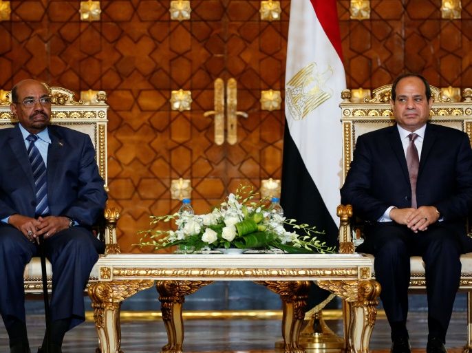 Egypt's President Abdel Fattah al-Sisi (R) and Sudanese President Omar Hassan al-Bashir meet ahead of the signing of a number of agreements between the two countries at the El-Thadiya presidential palace in Cairo, Egypt October 5, 2016. REUTERS/Amr Abdallah Dalsh