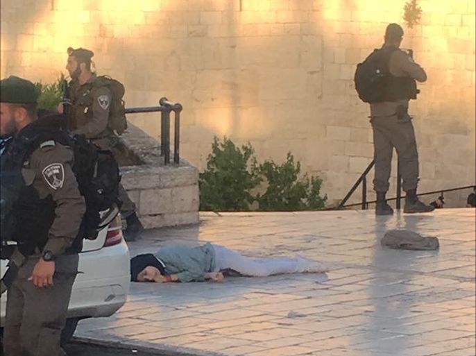 صور استشهاد فتاة فلسطينية قرب باب العمود في القدس