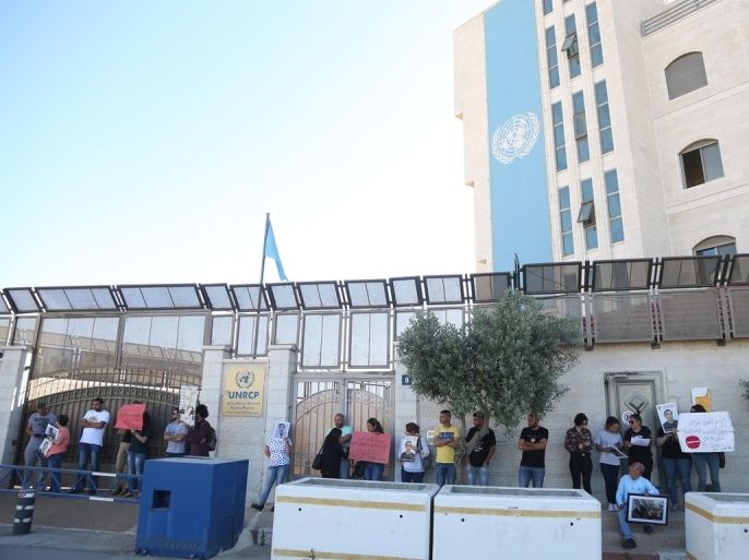 أغلق نشطاء فلسطينيون صباح اليوم الأربعاء، مقر هيئة الأمم المتحدة في مدينة رام الله، وسط الضفة الغربية المحتلة، احتجاجا على ما وصفوه تقاعس المؤسسات الدولية تجاه قضية المعتقلين