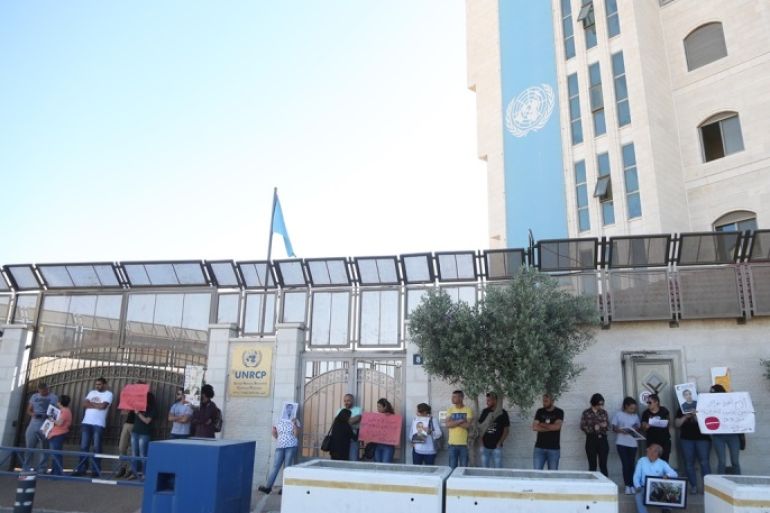 أغلق نشطاء فلسطينيون صباح اليوم الأربعاء، مقر هيئة الأمم المتحدة في مدينة رام الله، وسط الضفة الغربية المحتلة، احتجاجا على ما وصفوه تقاعس المؤسسات الدولية تجاه قضية المعتقلين