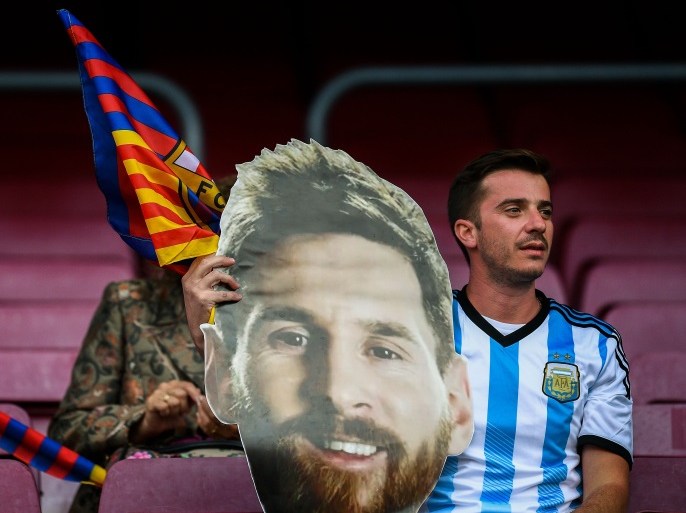 BARCELONA, SPAIN - MAY 21: A FC Barcelona supporter holds a paper mask of FC Barcelona's Lionel Messi during the La Liga match between Barcelona and Eibar at Camp Nou on 21 May, 2017 in Barcelona, Spain. (Photo by David Ramos/Getty Images)