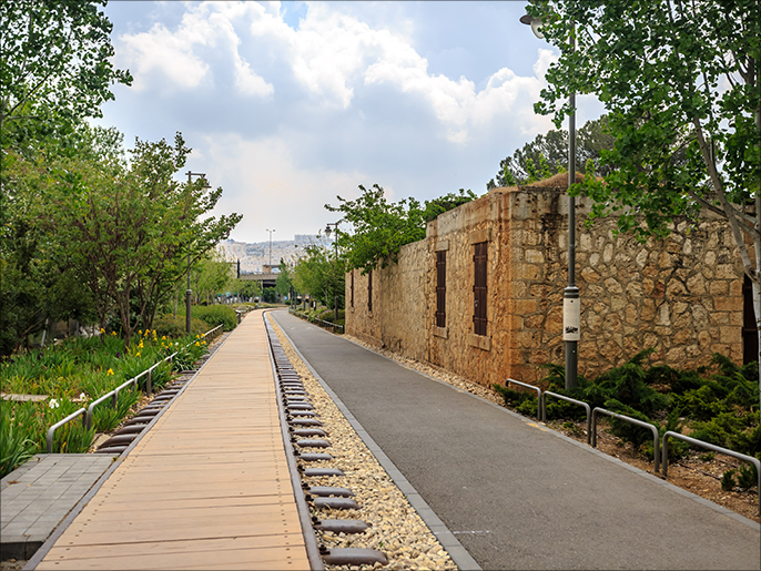سكة قطار الحجاز ومحطته الباقية إلى اليوم في القدس، وكيف تم تحويل المحطة إلى محلات تجارية وبسطات للإيجار وملاهي للأطفال
