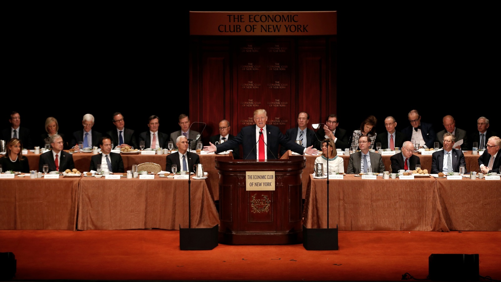 دونالد ترمب يتحدث إلى أعضاء النادي الاقتصادي في نيويورك (رويترز)