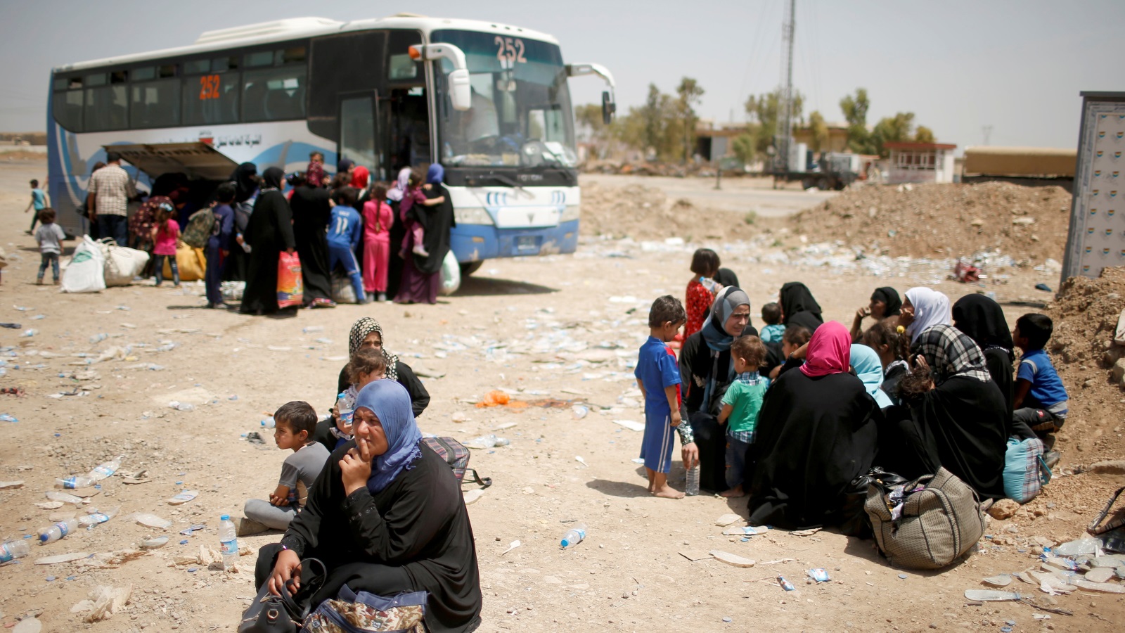 ‪عائلات نزحت من أحياء غربي الموصل هربا من المعارك‬  (رويترز)