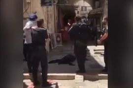 قتلت قوات الاحتلال الإسرائيلي شخصا بعد طعنه شرطياً إسرائيلياً في شارع الواد بالبلدة القديمة في القدس المحتلة.