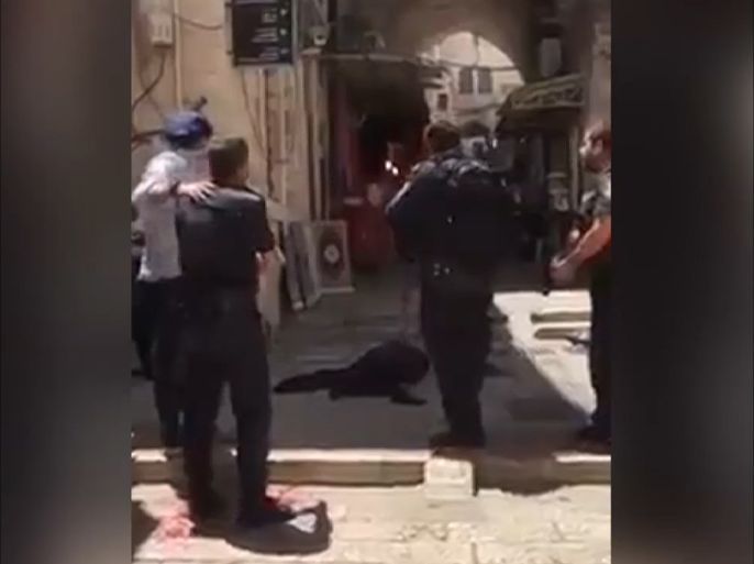 قتلت قوات الاحتلال الإسرائيلي شخصا بعد طعنه شرطياً إسرائيلياً في شارع الواد بالبلدة القديمة في القدس المحتلة.
