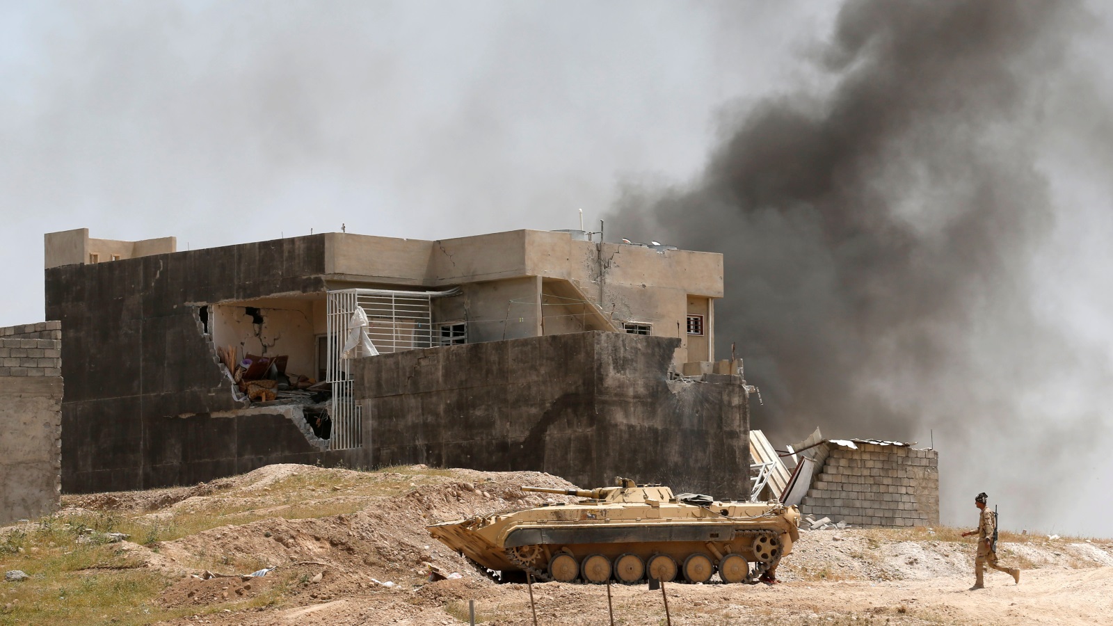 ‪‬ مواجهات بين القوات العراقية وتنظيم الدولة بالموصل(رويترز)