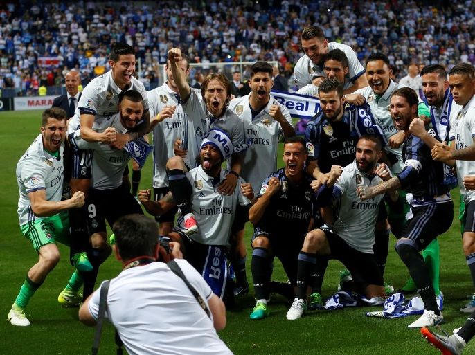 Football Soccer - Malaga v Real Madrid - Spanish Liga Santander - La Rosaleda, Malaga, Spain - 21/5/17 Real Madrid celebrate after winning La LigaReuters / Juan Medina