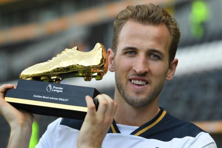 HULL, ENGLAND - MAY 21: Harry Kane of Tottenham Hotspur poses with Premier League Golden Boot award fter the Premier League match between Hull City and Tottenham Hotspur at KC Stadium on May 21, 2017 in Hull, England. (Photo by Laurence Griffiths/Getty Images)