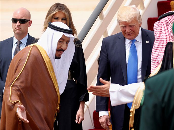 Saudi Arabia's King Salman bin Abdulaziz Al Saud welcomes U.S. President Donald Trump and first lady Melania Trump as they arrive aboard Air Force One at King Khalid International Airport in Riyadh, Saudi Arabia May 20, 2017. REUTERS/Jonathan Ernst