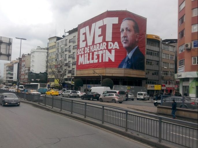 لافتة ضخمة في مدينة اسطنبول تدعو للتصويت بنعم في استفتاء التعديلات الدستورية.